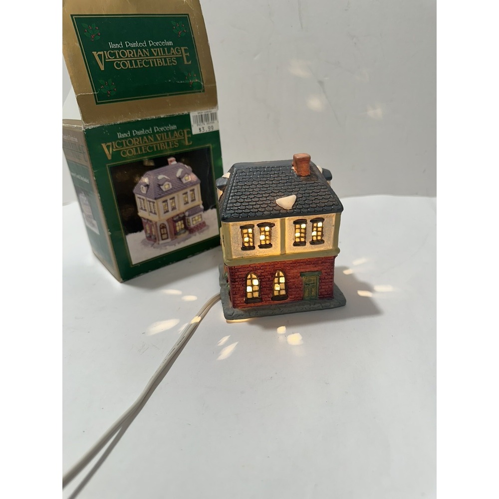 Victorian Village Collectibles Edition Hand Painted  Porcelain House W‎ Light